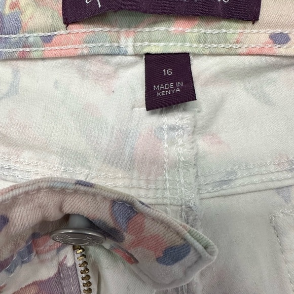 Bandolino Floral Print Women’s Shorts Size 16 - Picture 3 of 7